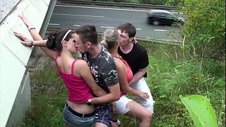 Четверо студентов стоят у обочины и ебутся несмотря ни на что